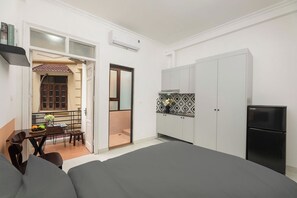 Premier Studio, City View | Individually furnished, desk, laptop workspace, free WiFi