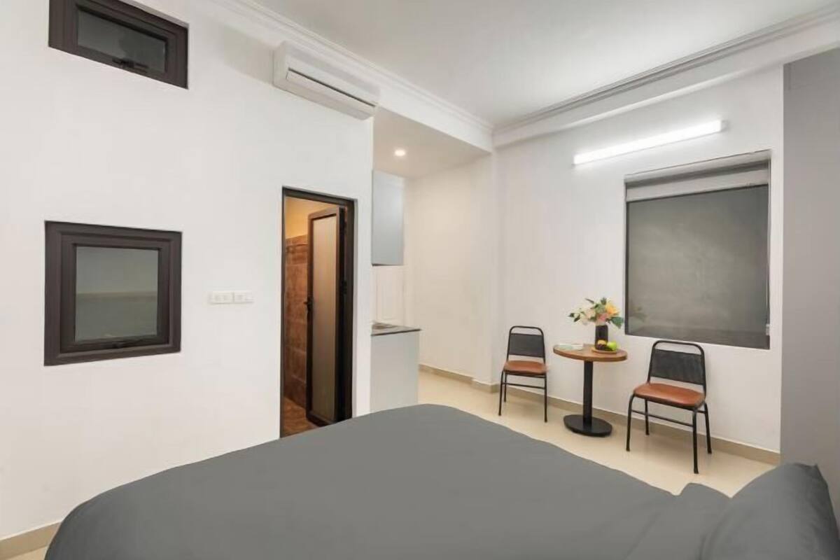 Individually furnished, desk, laptop workspace, free WiFi