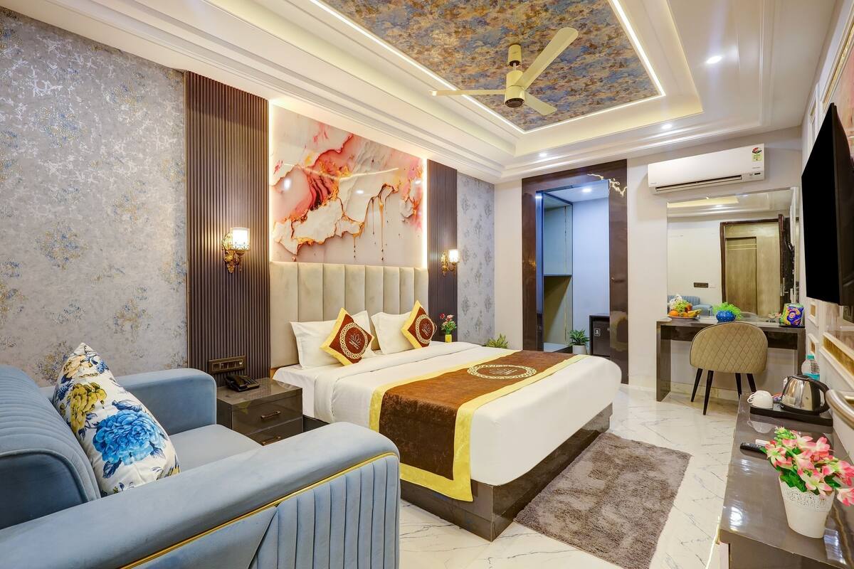Een moderne hotelkamer met een groot bed, een bureau en een zithoek.