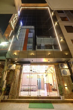Property entrance - Hotel Armani Suites @ Delhi Airport (New Delhi)