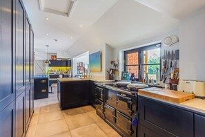 House | 6 bedrooms - Crazy Fox House - From 600 Per Night (Maidenhead)