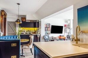 House | 6 bedrooms - Crazy Fox House - From 600 Per Night (Maidenhead)