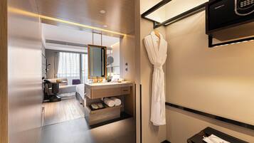 凡象大床房 | 客房内保险箱、遮光窗帘、熨斗/熨板、免费 WiFi