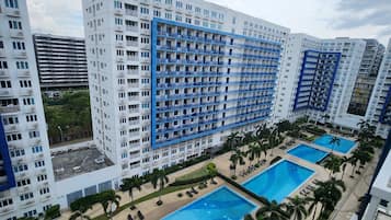 Una piscina al aire libre