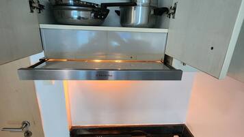 Refrigerador, microondas, tetera/pava eléctrica, utensilios de cocina