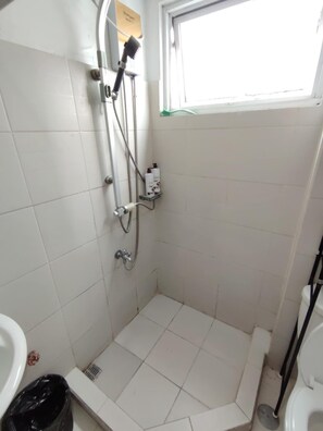 Douche, articles de toilette (gratuits), séchoir à cheveux, pantoufles