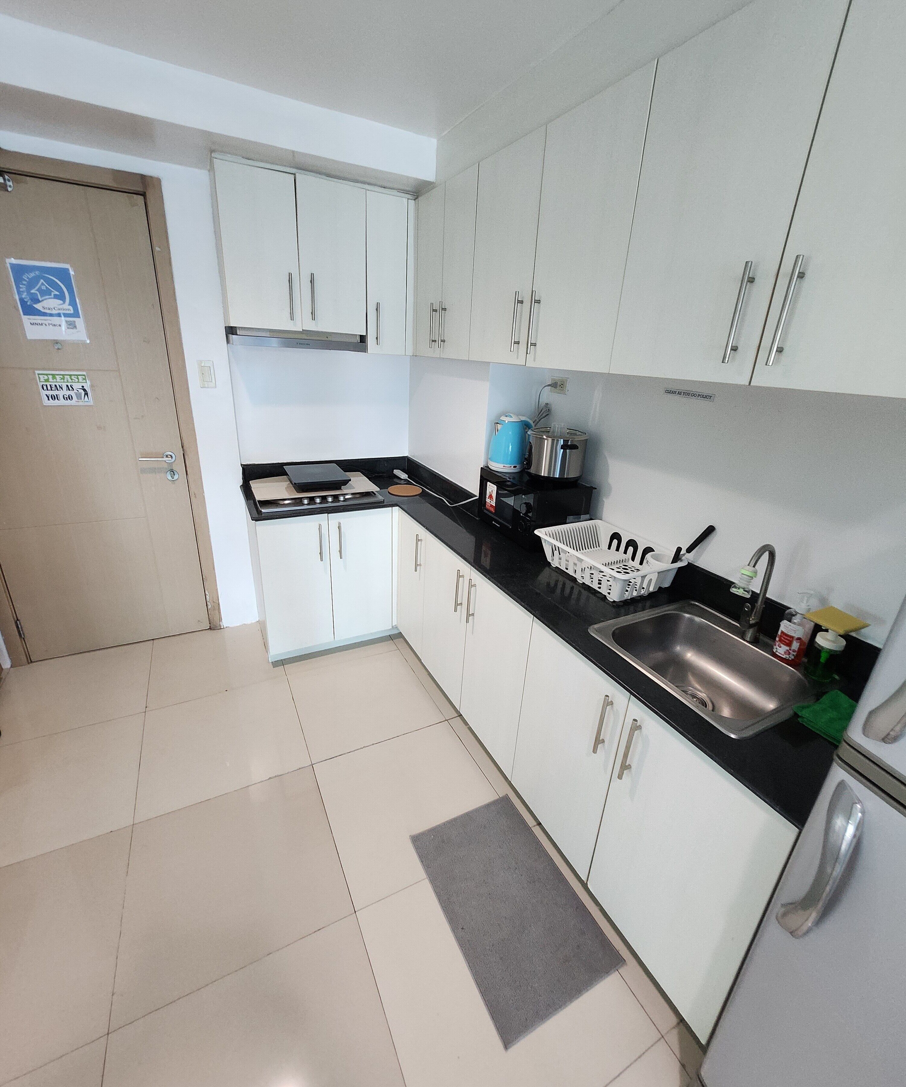 Køleskab, mikrobølgeovn, elkedel, køkkentøj/tallerkener/redskaber