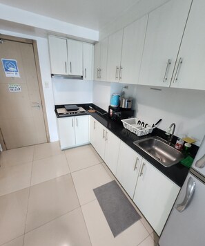 Refrigerador, microondas, tetera/pava eléctrica, utensilios de cocina