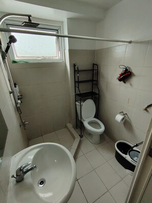 Bruser, hårtørrer, bidet, håndklæder