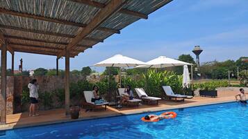 15 Außenpools, Sonnenschirme, Liegestühle