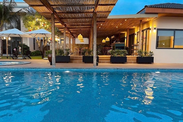 15 albercas al aire libre, sombrillas en la alberca y camastros