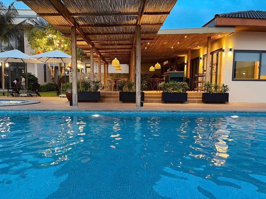 15 outdoor pools, pool umbrellas, sun loungers