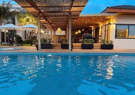 15 piscinas al aire libre, sombrillas, sillones reclinables de piscina. Field Villa Hoang Dieu