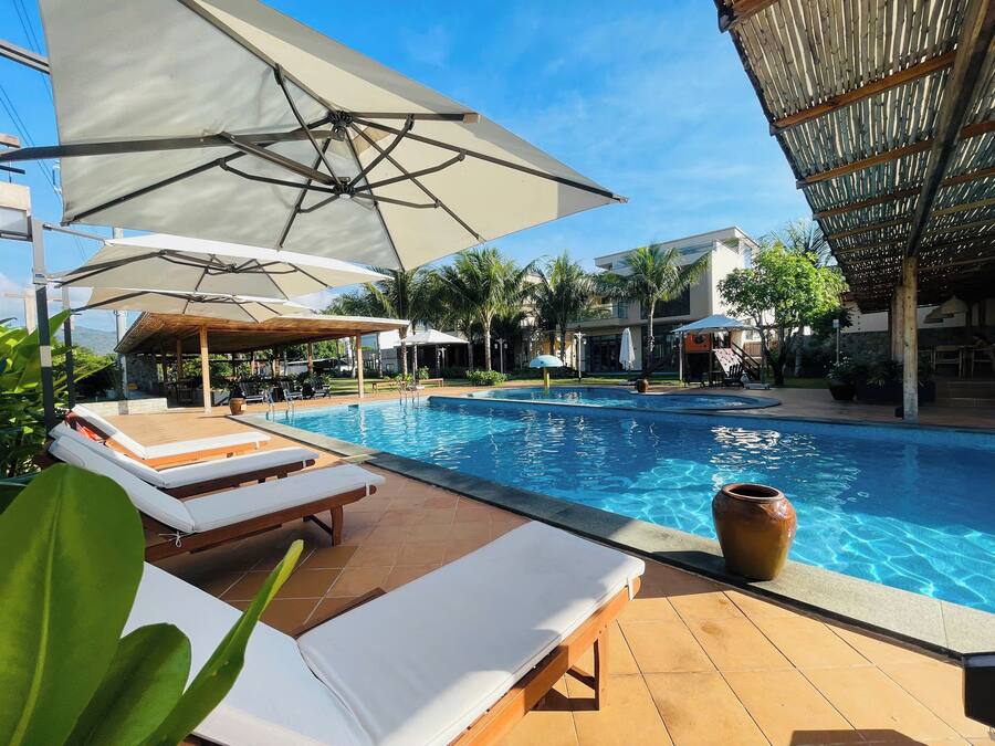 15 outdoor pools, pool umbrellas, sun loungers