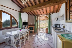 ثلاجة، ميكروويف، موقد طهي مسطح، ماكينة لصنع القهوة/الشاي