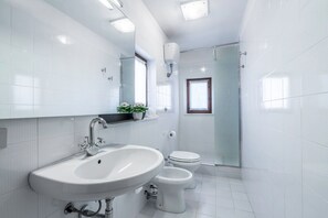 Douche, séchoir à cheveux, bidet
