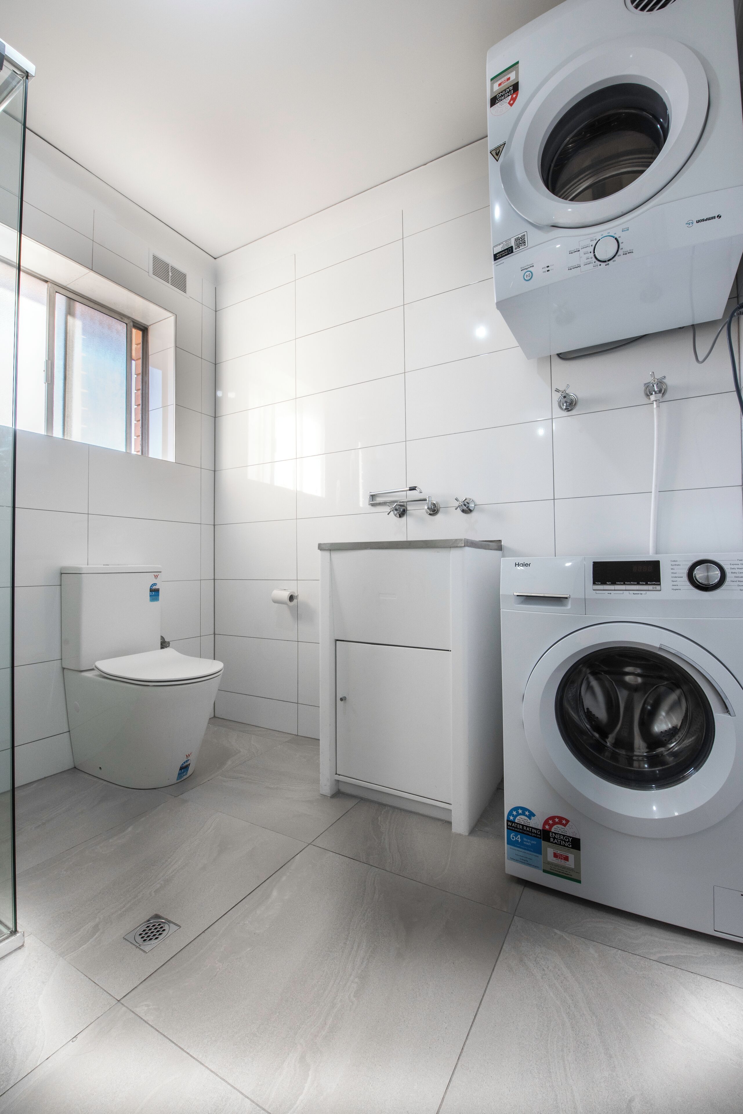 Dusj, hårføner, håndklær og såpe