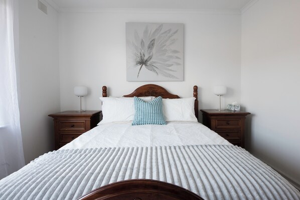 2 habitaciones, tabla de planchar con plancha, wifi y ropa de cama 