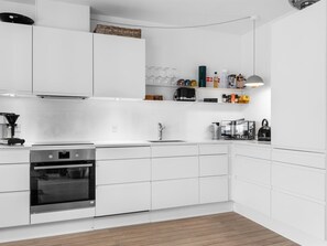 Fridge, microwave, dishwasher, cookware/dishes/utensils