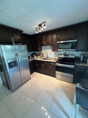 Fridge, microwave, oven, stovetop - Charming 1 private bedroom in Kissimmee 4 bd home WiFi & AC close to everything! (Kissimmee)