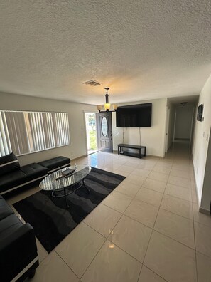 Smart TV - Charming 1 private bedroom in Kissimmee 4 bd home WiFi & AC close to everything! (Kissimmee)