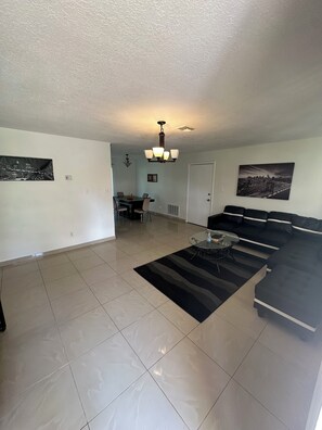 Interior - Charming 1 private bedroom in Kissimmee 4 bd home WiFi & AC close to everything! (Kissimmee)