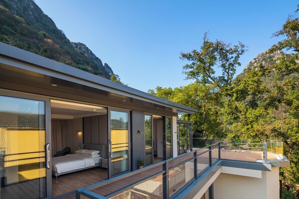 Superior-Suite, Terrasse, Hügelblick (Suite with Terrace) | Wohnbereich | 150-cm-LCD-Fernseher mit Digitalempfang, Pay-TV