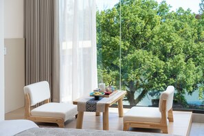 Zimmer (Family Room with Garden View) | Wohnbereich | 150-cm-LCD-Fernseher mit Digitalempfang, Pay-TV