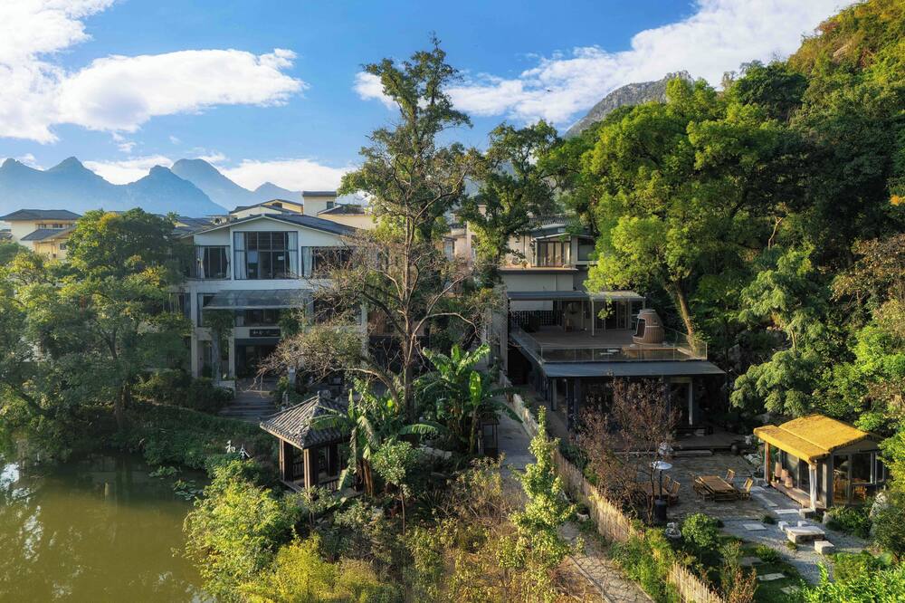 He She Courtyard Free pick-up train station stay 3 nights