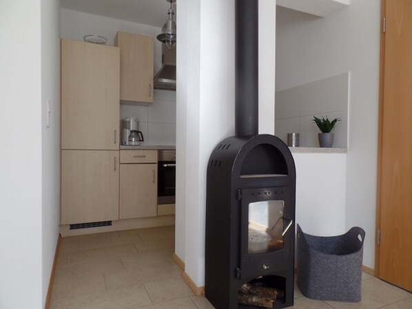 Jääkaappi, uuni, liesi, kahvin-/teenkeitin