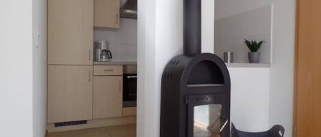 Fridge, oven, stovetop, coffee/tea maker