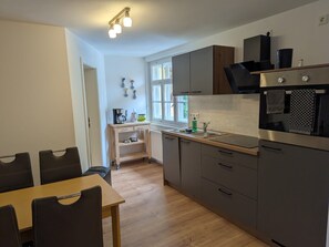 Coffee/tea maker, fridge, oven, stovetop