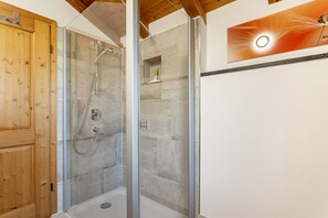 Douche, sèche-cheveux, serviettes fournies