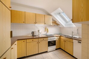 Fridge, microwave, oven, stovetop - Apartment 'Urlaub In Der Sonnenstadt 72351' with Balcony and Wi-Fi (Geislingen)