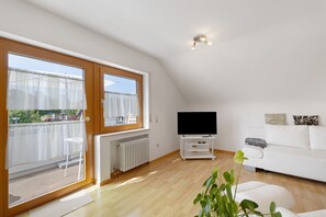 TV - Apartment 'Urlaub In Der Sonnenstadt 72351' with Balcony and Wi-Fi (Geislingen)