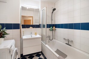 Shower, hair dryer, towels - Quiet Apartment in Bad Saulgau with Mountain View, Private Terrace and Wi-Fi (Bad Saulgau)