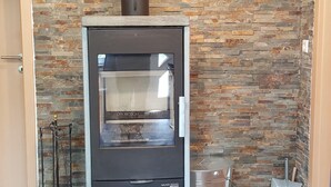 Una cocina moderna con horno empotrado y un rebozado de pared de piedra.