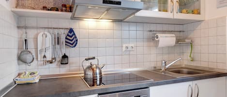 Fridge, microwave, stovetop, dishwasher