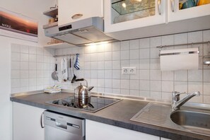 Fridge, oven, stovetop, dishwasher