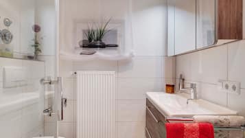 Dusche, Haartrockner, Handtücher