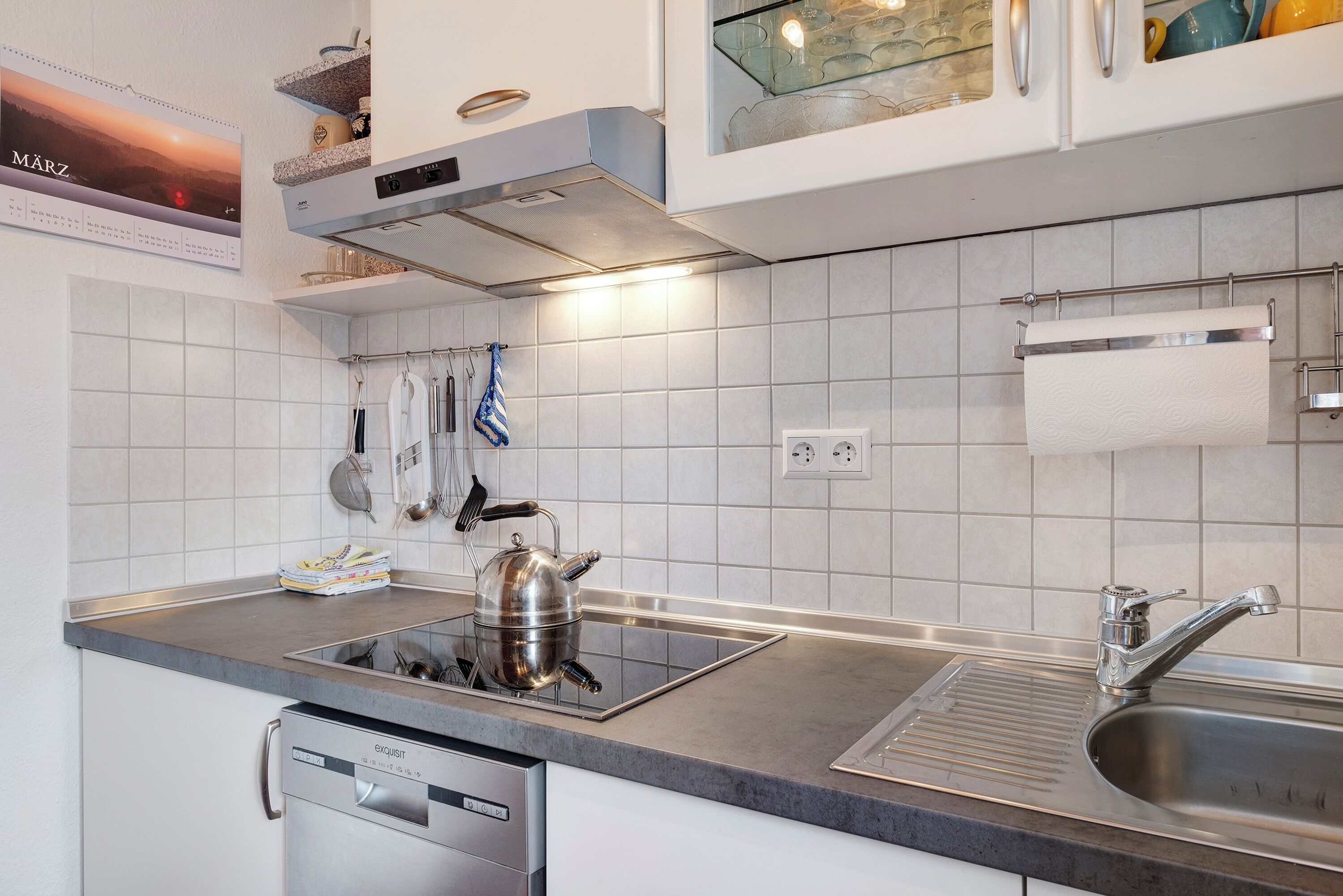 Frigorífico, microondas, placa de cocina y lavavajillas