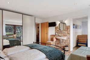 1 habitación, tabla de planchar con plancha, wifi gratis y ropa de cama 