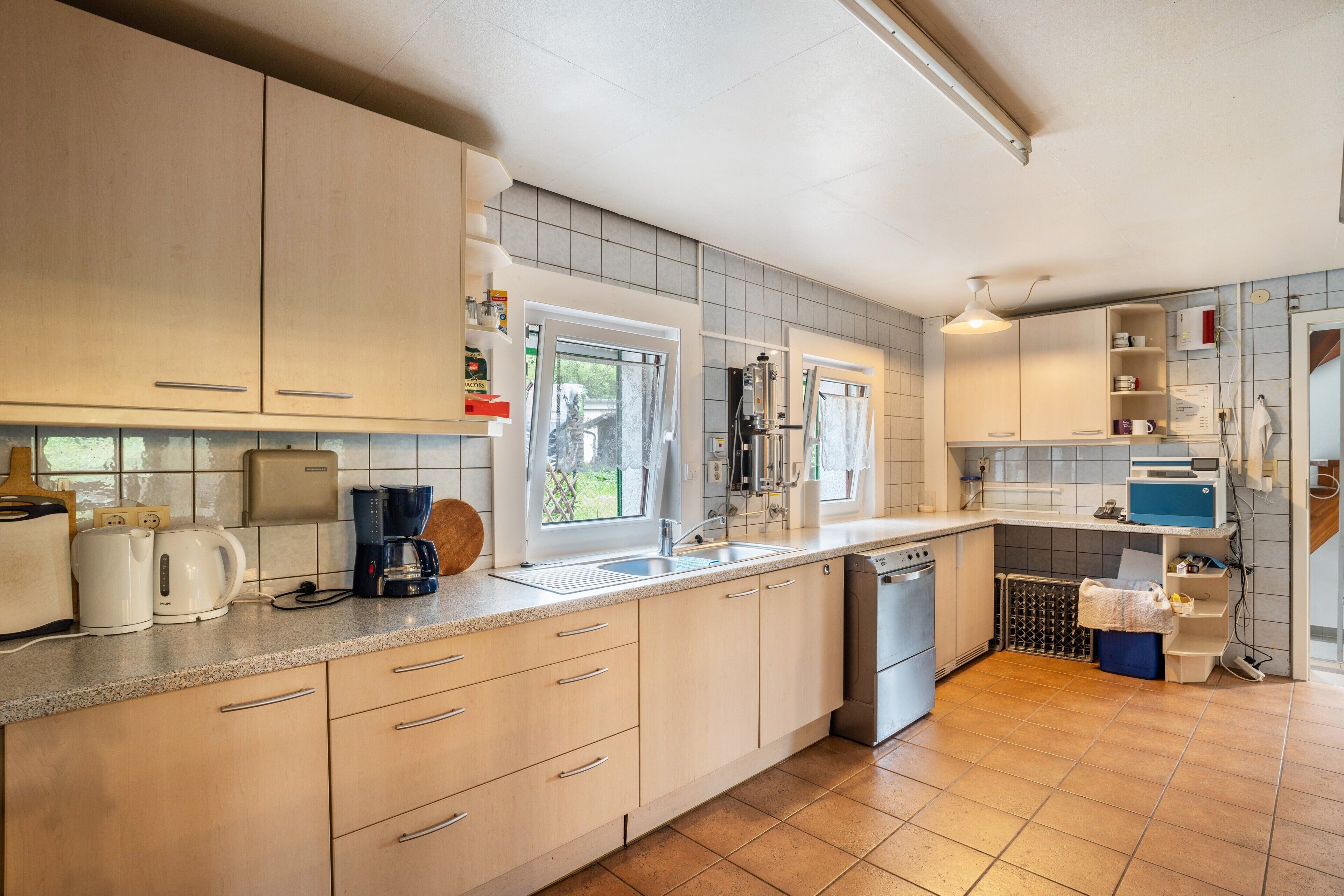 冷蔵庫、電子レンジ、オーブン、コンロ