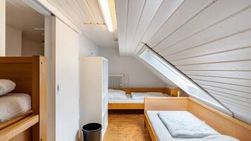 4 bedrooms, free WiFi, bed sheets