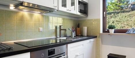 冷蔵庫、電子レンジ、オーブン、コンロ