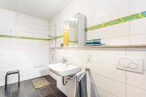 Douche, sèche-cheveux, serviettes fournies