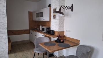 Kühlschrank, Mikrowelle, Herdplatte, Geschirrspüler