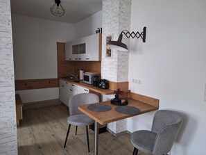 Kühlschrank, Mikrowelle, Herdplatte, Geschirrspüler