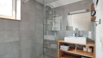Dusche, Haartrockner, Handtücher