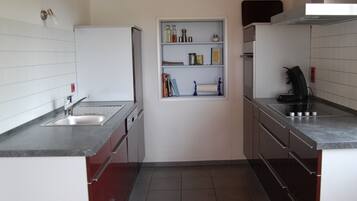 Jääkaappi, mikroaaltouuni, uuni, liesi